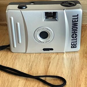 Bell and Howell Point and Shoot 35mm Film Camera Focus Free 28mm Lens Untested